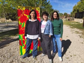 La coalcaldessa Alba Muntadas, la il·lustradora Marta Torrell i la regidora de Cultura, Gemma Maymó, a la presentació del cartell de Sant Jordi