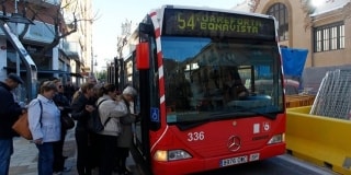 Imatge d&#039;arxiu d&#039;usuaris pujant en un bus de l&#039;EMT al barri de Bonavista de Tarragona