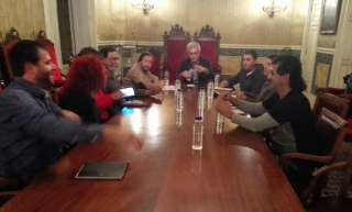 Imatge de la reunió entre l&#039;alcalde de Tarragona, Josep Fèlix Ballesteros, acompanyat de regidors, amb els representants veïnals