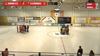 Els jugadors del Girona HC i del CE Vendrell, al mig de la pista, en acabar el partit