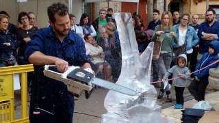 L&#039;escultor barceloní Iván López, fent una escultura de gel