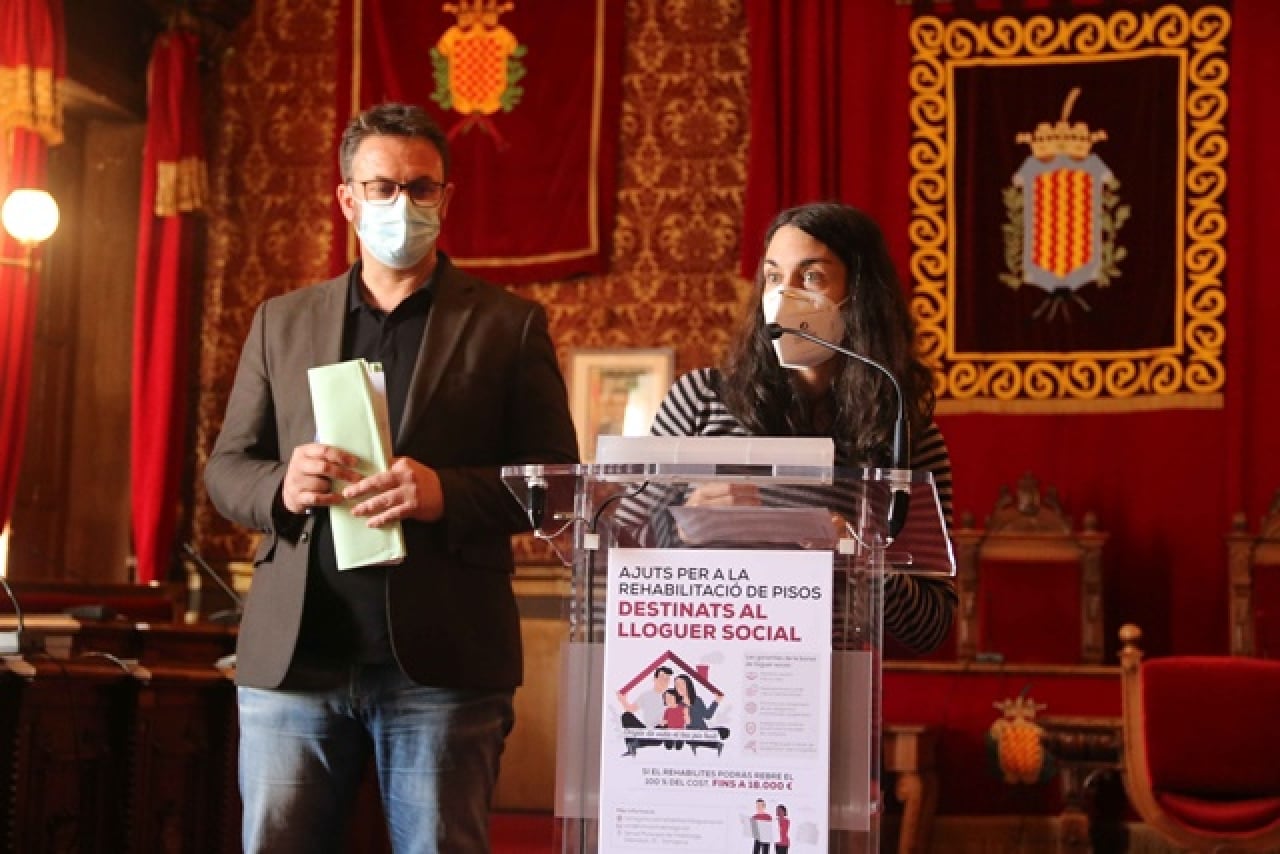 La consellera d&#039;Habitatge de Tarragona, Eva Miguel, durant la presentació dels ajuts per la rehabilitació de pisos