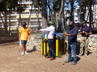 L&#039;alcalde de Salou, Pere Granados, ha experimentat la tècnica de la nova activitat &quot;Archery Tag&quot;, a Bosc Aventura