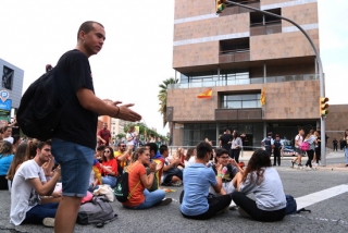 Imatge dels manifestants asseguts davant de la subdelegació del govern espanyol en la protesta per rebutjar la seNtència de l&#039;1-0