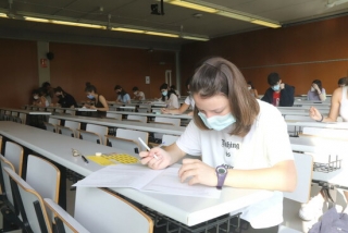 Imatge d&#039;una alumna de les PAU començant a fer l&#039;examen de llengua castellana i literatura, al Campus Catalunya de la URV, el 8 de juny del 2021