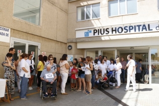 Una cinquantena de treballadors del Pius Hospital de Valls concentrats davant les portes del centre hospitalari
