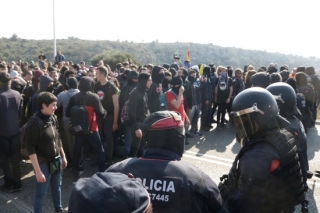 Diversos manifestants davant d&#039;una filera d&#039;agents antiavalots dels Mossos en l&#039;intent d&#039;accés a l&#039;AP-7 a Tarragona