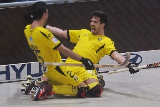 Els jugadors del CE Vendrell celebren un dels gols marcats a la pista de Las Rozas