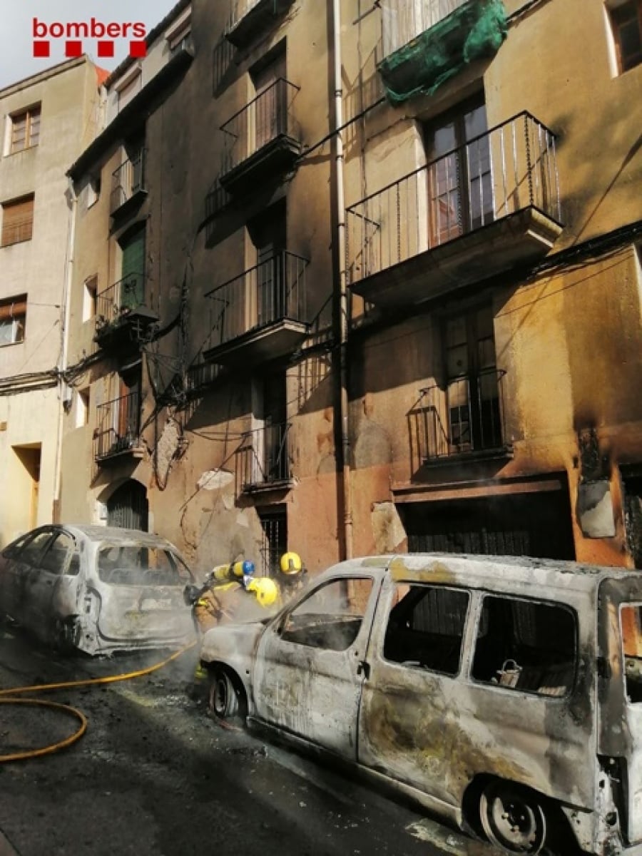 Imatge dels dos vehicles incendiats a la plaça Sant Antoni de Tarragona
