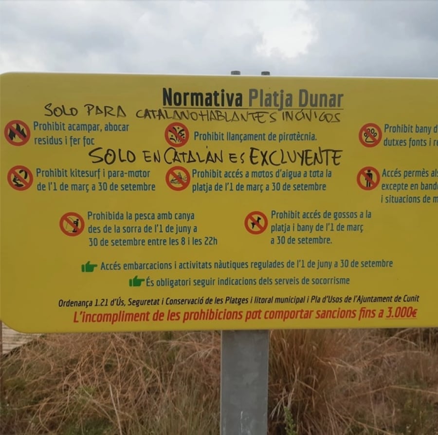 L&#039;individu ratllava amb rotulador de forma reiterada la senyalització dels nous cartells d’informació de la platja dunar perquè estan escrits en català