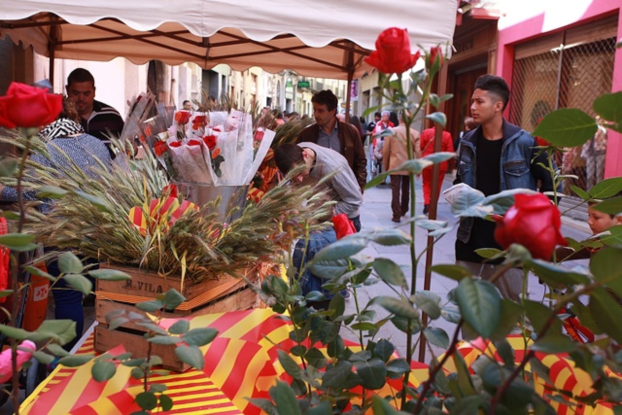 Imatge d&#039;arxiu d&#039;una parada de roses en una diada de Sant Jordi, a Valls