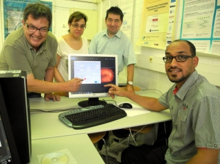 El doctor Pere Romero i dels investigadors de la URVAïda Valls, Antonio Moreno i Emran Saleh