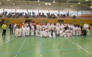 Foto de família dels participants en la XVII edició del Trofeu de Karate &quot;Vila de Constantí&quot;