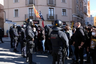 Imatge del cordó policial dels Mossos d&#039;Esquadra i dels manifestants contraris a l&#039;acte de campanya de Vox a Valls,  el 7 de febrer del 2021