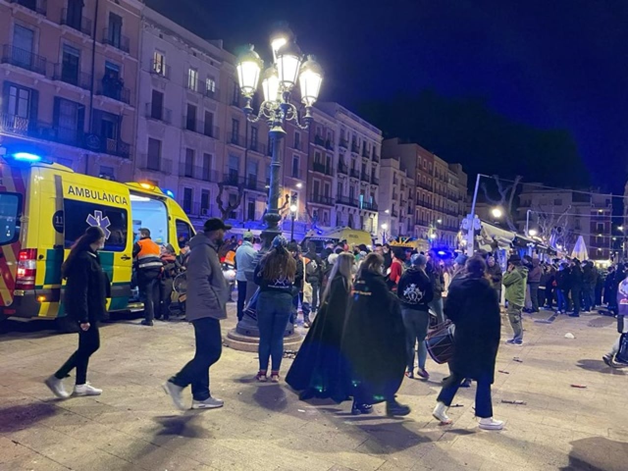 Imatge d&#039;ahir de la presència d&#039;ambulàncies a la plaça de la Font de Tarragona, després de la Crema del Carnestoltes