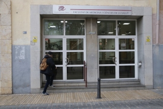 Imatge d&#039;arxiu de la façana de la Facultat de Medicina de Reus de la URV a Reus, amb un estudiant accedint a l&#039;edifici