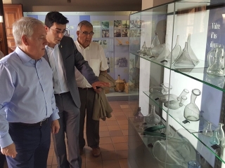 L&#039;alcalde de Vimbodí i Poblet, Joan Güell, mostra al president de la Diputació de Tarragona, Josep Poblet, algunes de les peces del Museu i Forn del Vidre