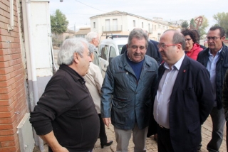 Imatge del primer secretari del PSC, Miquel Iceta, -a la dreta de la imatge-, durant la visita als afectats de la riuada del Francolí a Montblanc, acompanyat de l&#039;alcalde de la vila, Pep Andreu, al centre