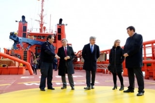 El delegat del govern espanyol a Catalunya, Enric Millo, visitant la coberta del remolcador Punta Mayor, al Moll de Costa del Port de Tarragona, amb altres autoritats