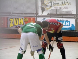 El jugador del Moritz Vendrell, Sergi Miras, amb un adversari del Lloret.