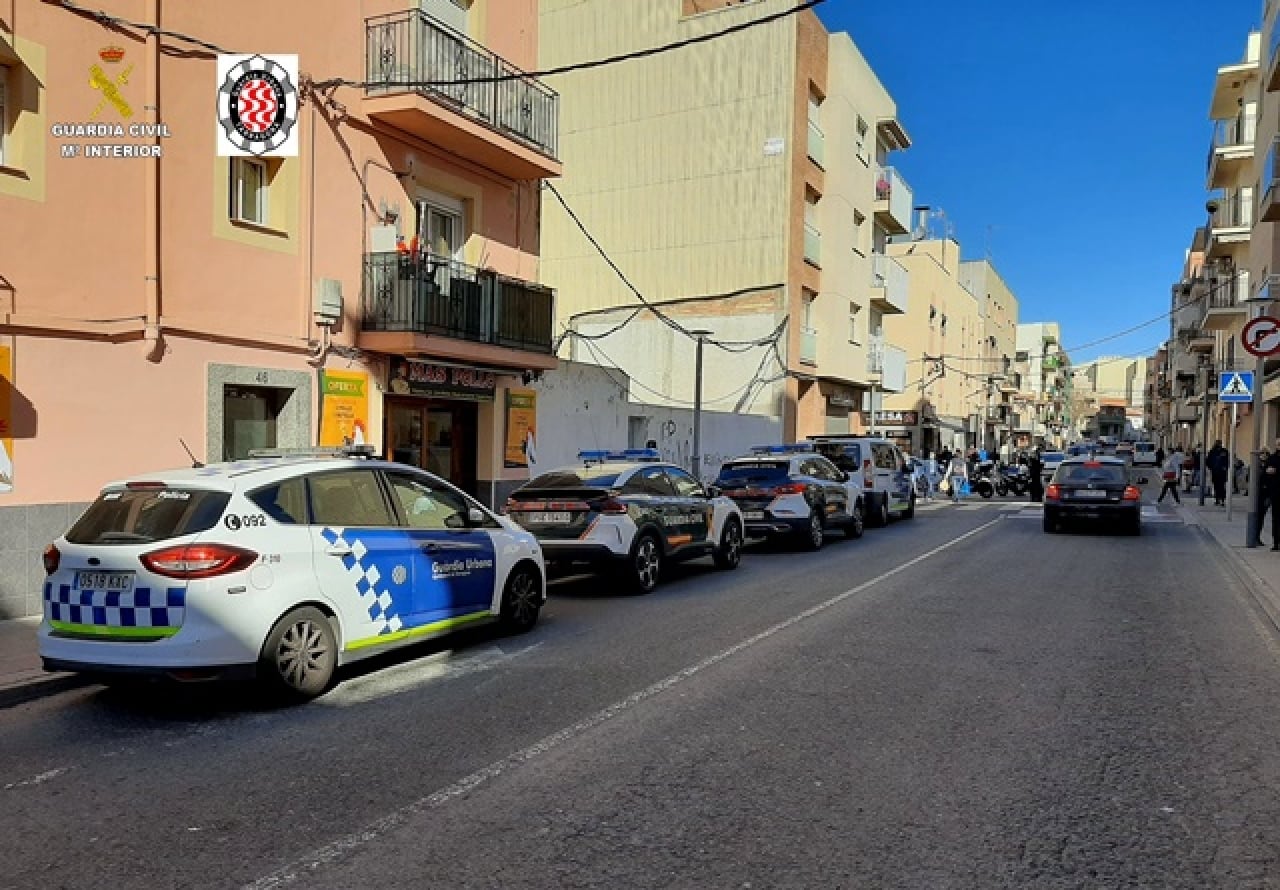 Vehicles de la Guàrdia Urbana i la Guàrdia Civil durant la inspecció feta al Mercat de Bonavista de Tarragona