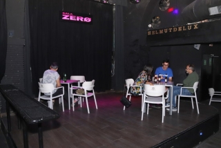 Imatge de l&#039;escenari de la Sala Zero de Tarragona, amb taules i cadires, el 12 de juny del 2020