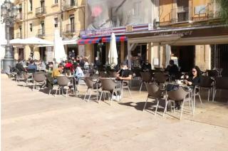 Imatge d&#039;arxiu de terrasses plenes a la plaça de la Font de Tarragona 