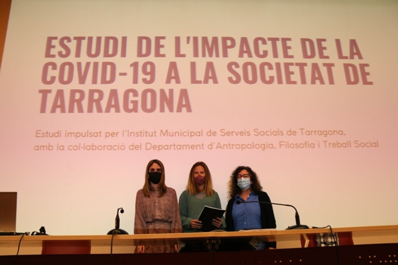 La consellera de Serveis Socials de Tarragona, Inés Solé; la tècnica del Pla Local d&#039;Inclusió i Cohesió Social, Jéssica Cantos; i la coordinadora tècnica de l&#039;IMSST, Neus Gimeno, durant la presentació de l&#039;informe