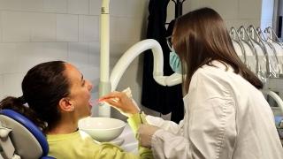 Una higienista bucodental atén una pacient a la regió sanitària del Camp de Tarragona