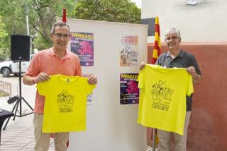 L&#039;alcalde de Constantí, Óscar Sánchez, i el regidor de Festes, Ismael Perroni, mostren les samarretes de la Festa Major d&#039;enguany