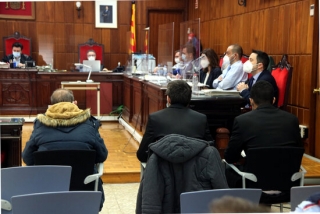Imatge dels tres acusats per l&#039;homicidi d&#039;un home al Montmell -d&#039;esquerra a dreta, José, Joaquín i Bacari- asseguts d&#039;esquenes a la sala de vistes de l&#039;Audiència de Tarragona i amb els advocats al fons