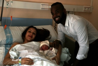La parella que ha tingut la primera nadó de l&#039;any a la demarcació de Tarragona, la Oyane, amb els seus pares la Naiara i el Dorian