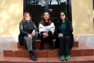 Les responsables de l&#039;Associació Heroïnes Anònimes i una usuària assegudes al pati del Centre Cívic Mas Abelló de Reus