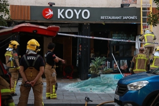 Els Bombers comproven la seguretat de la zona pròxima del restaurant de la Rambla Nova, on aquest diumenge hi ha hagut una explosió que ha provocat set ferits lleus