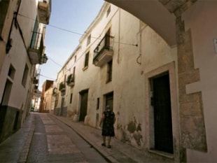 Mostra d&#039;un carrer de Torredembarra de difícil accés per a persones amb mobilitat reduïda. 