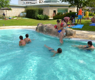 Una activitat del casal d&#039;estiu consisteix en una visita a les piscines municipals