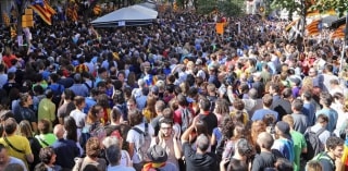 Milers de persones es van concentrar durant tot el dia a la cruïlla de Rambla Catalunya amb la Gran Via