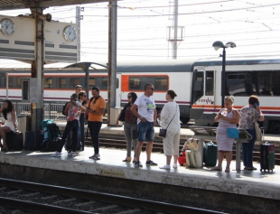 Viatgers a l&#039;andana central de l&#039;estació de trens de Tarragona.