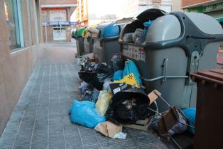 Imatge d&#039;arxiu de contenidor plens en una jornada de vaga del servei de recollida de brossa, a Torredembarra