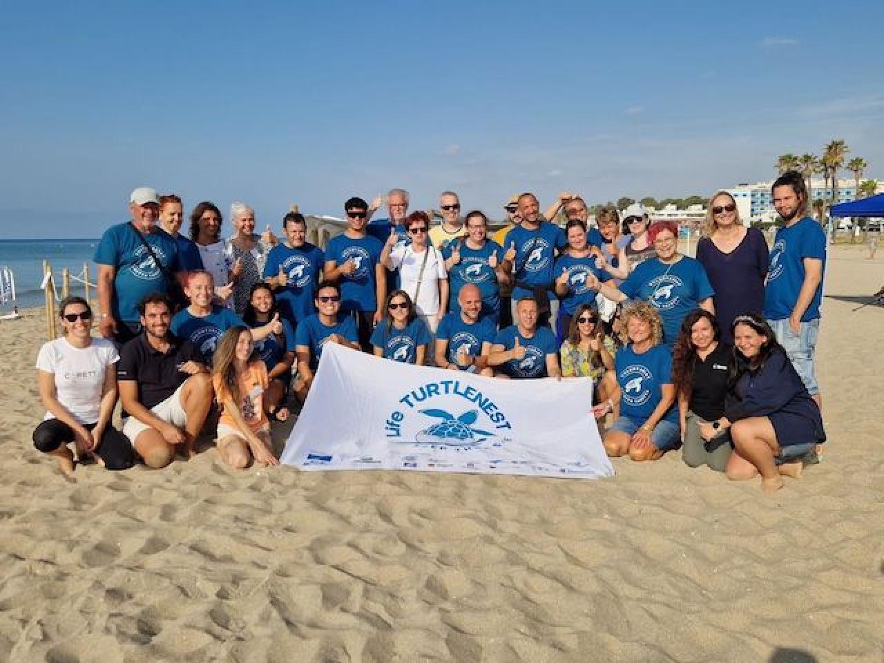 Imatge dels voluntaris participants en el naixament de les 48 tortugues marines