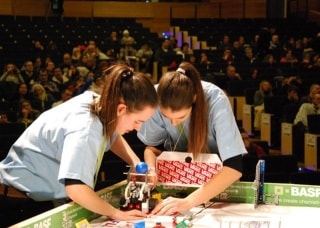 Dues participants en acció, en una edició anterior de la First Lego League