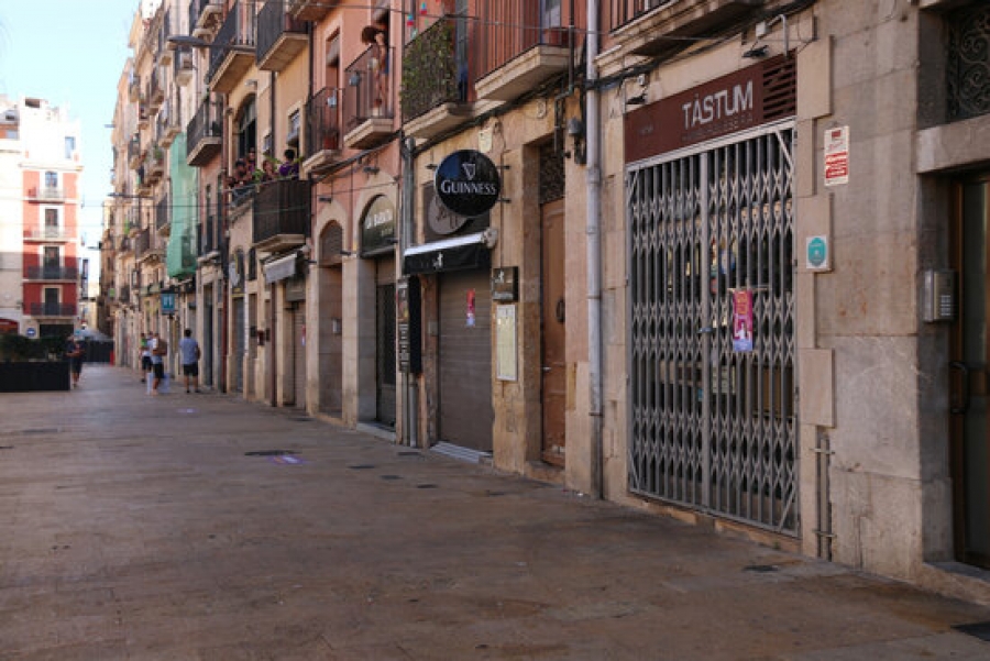 Imatge dels establiments de la plaça de la Font tancats per denunciar la prohibició de posar terrasses durant l’acte del Seguici Petit de la festa major de Santa Tecla
