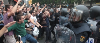 Càrrega policial al davant de l&#039;institut Tarragona, a la plaça Imperial, ahir, poc abans de les 14h