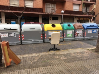 Imatge de residus incontrolats al carrer Sant Antoni Maria Claret de Tarragona.