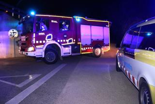 Un camió dels Bombers i un cotxe patrulla dels Mossos d&#039;Esquadra, en el marc d&#039;un dispositiu per un incendi forestal i urbà a Calafell