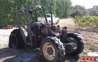 Tractor incendiat en una nau agrícola de Querol (Alt Camp)