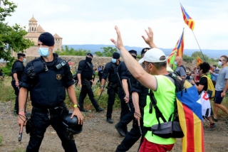 Imatge d&#039;alguns manifestants avançant davant el dispositiu policial al voltant del monestir de Poblet amb motiu de la visita dels monarques, el 20 de juliol de 2020