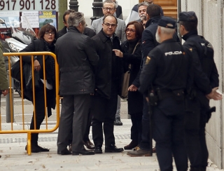 Els diputats de Junts per Catalunya, Josep Rull i Jordi Turull, amb les seves dones instants abans d&#039;entrar a la seu del Tribunal Suprem