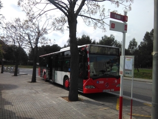 Un autobús de la Línia 71, aturat aquest dijous a la parada &#039;Sant Ramón&#039;, del barri de Sant Salvador de Tarragona