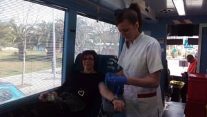  Una pacient donant sang, ahir dimarts, a la unitat mòbil de Calafell del Banc de Sangs i Teixits.